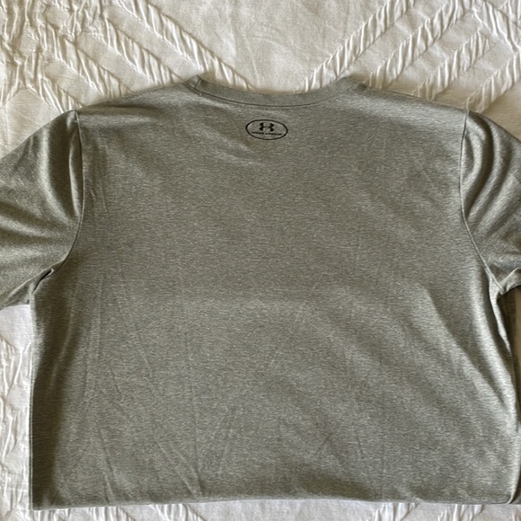 UA youth XL loose T-shirt - Picture 3 of 3